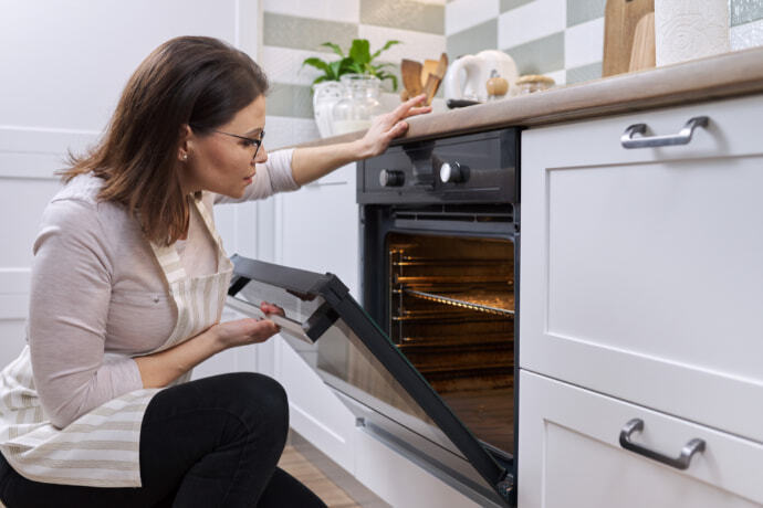 Uma mulher vendo o forno