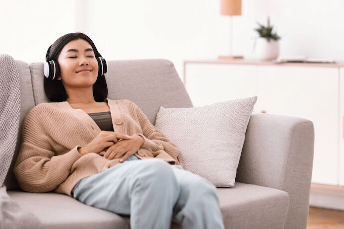 Mulher relaxada com fone de ouvido 