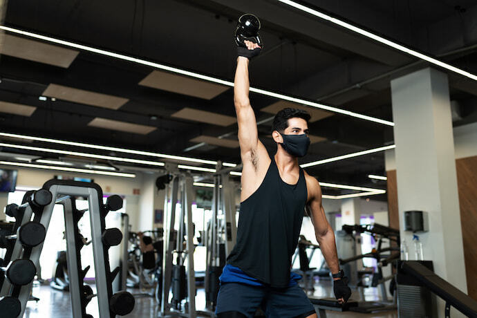 Um homem na academia treinando