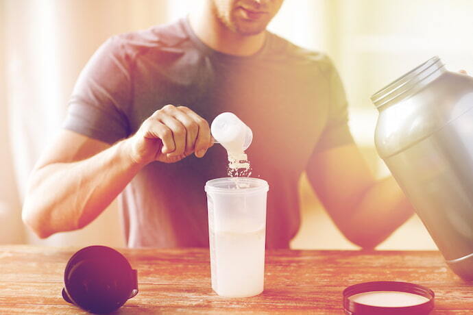 Homem preparando shake com hipercalórico 