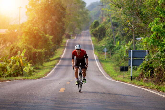 Homem na estrada de bicicleta