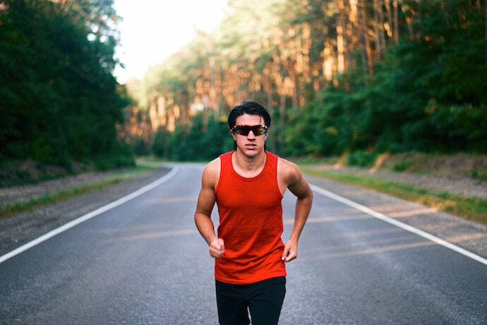 Um homem com óculos para corrida e correndo