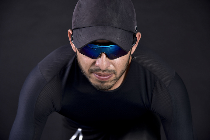 Homem de óculos esportista e boné preto