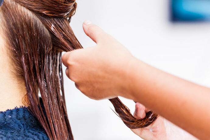 Tratamento de aplicação de creme no cabelo.