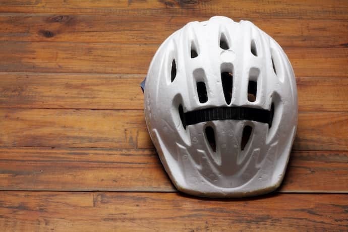 Capacete de bike branco em fundo de madeira