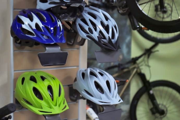 Capacetes de bike em loja