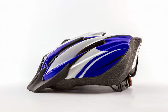 Capacete montain bike em fundo branco