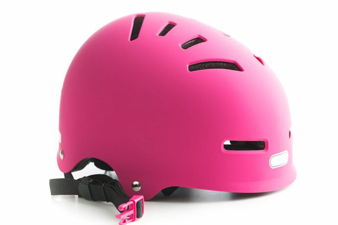 Capacete rosa e fundo branco