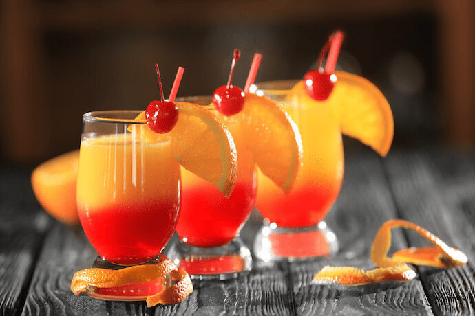 Coquetéis de tequila sunrise na mesa.