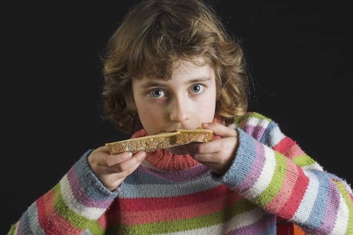 Mulher comendo pão 