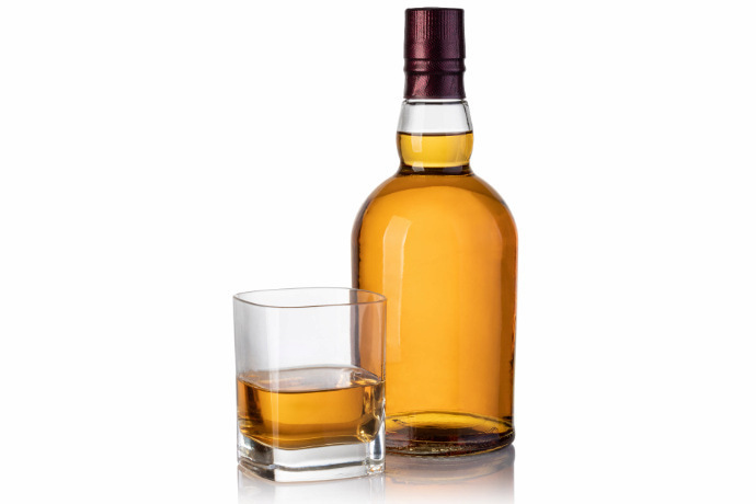 Copo e garrafa de whisky