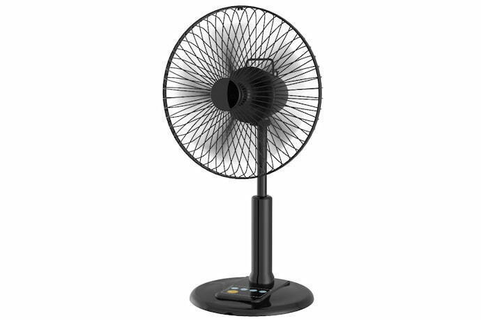 Um ventilador de coluna preto e um fundo branco