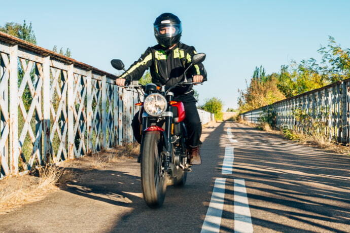 Motoqueiro com capacete