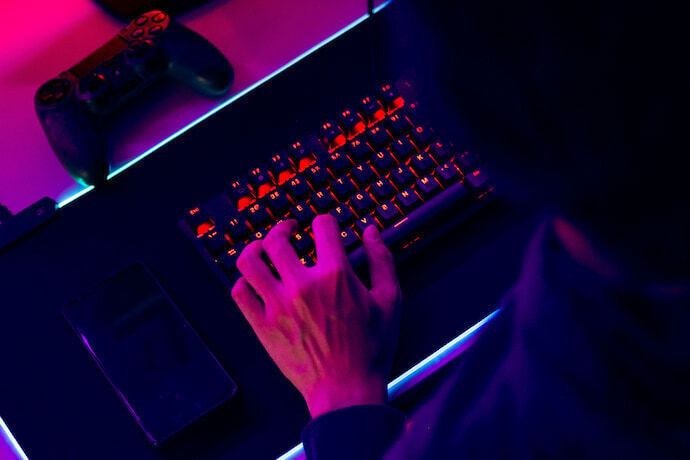 Indivíduo utilizando um teclado gamer