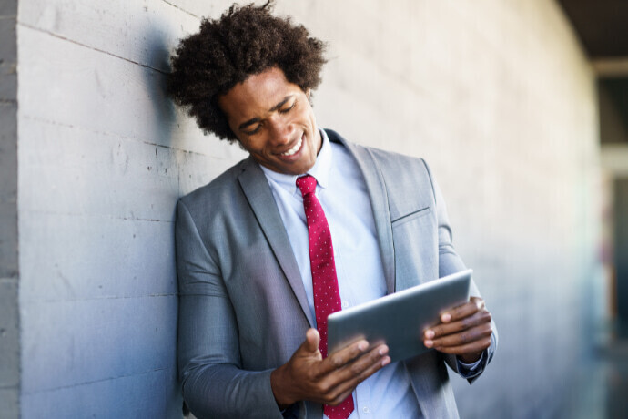 Homem sorridente com tablet