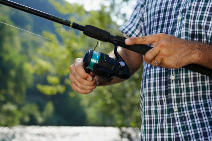 Homem usando uma vara de pesca