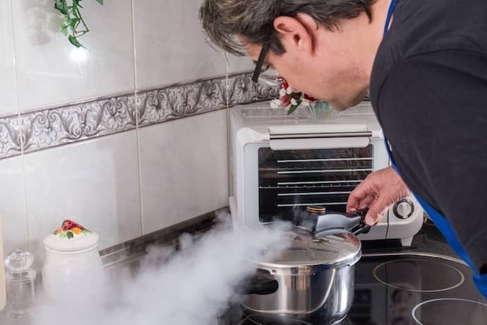 Um homem usando uma panela de pressão