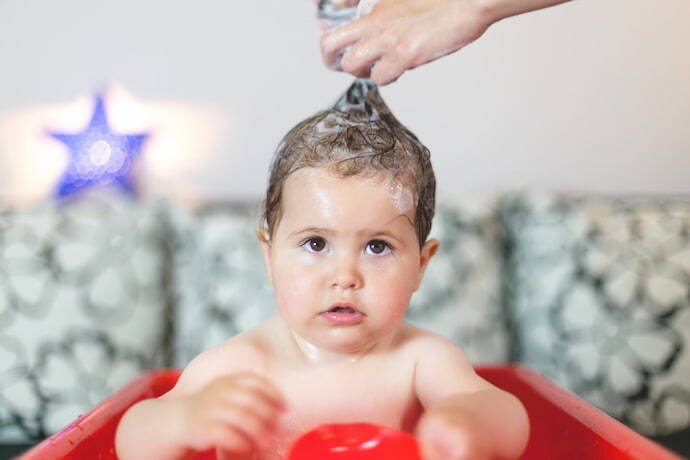 Bebê tomando banho