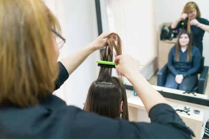 Mulher arrumando o cabelo no salão de beleza 