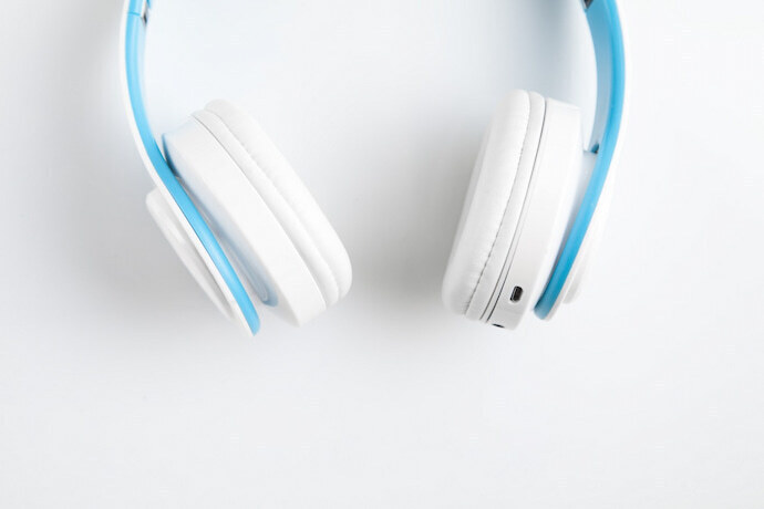 Fones de ouvido branco e azul