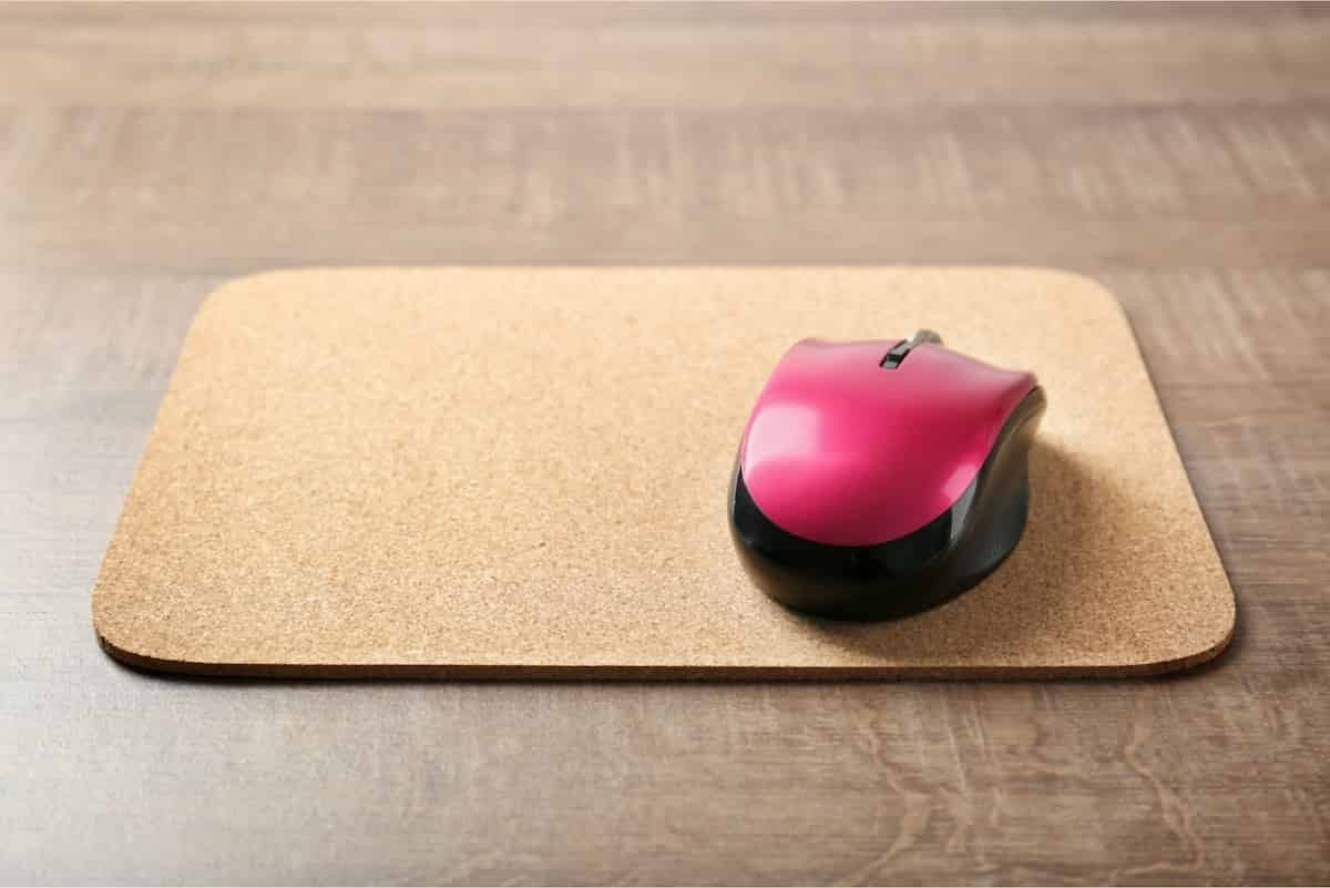 Mousepad em tons terrosos em foco 