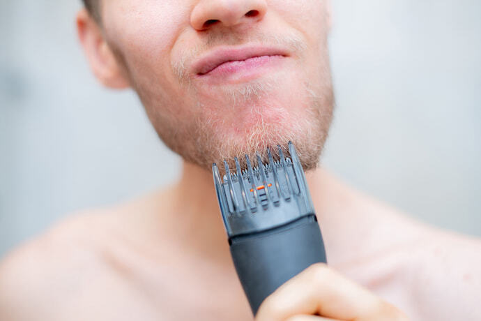 homem aparando barba branca