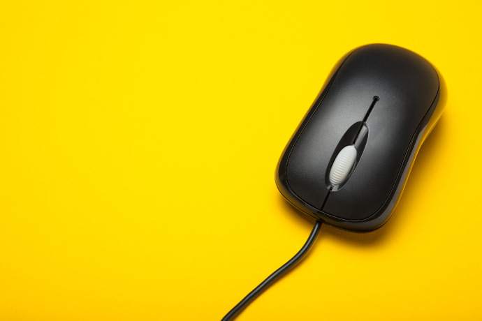 Mouse com fio em um fundo amarelo