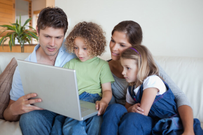 Família verificando o selo do INMETRO pelo notebook