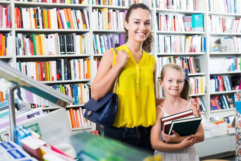 Mãe e filha comprando livros