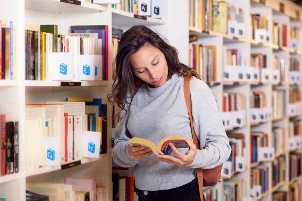 Mulher comprando livro 