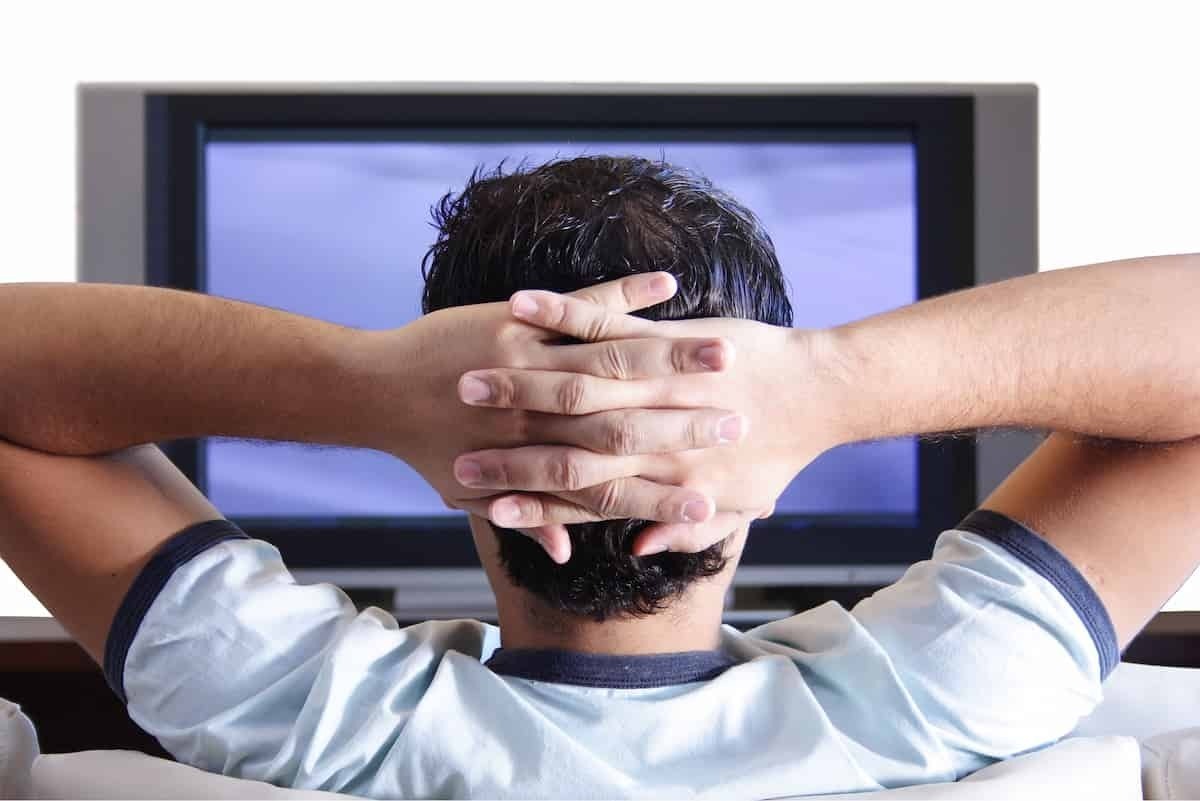 Homem assistindo televisão 