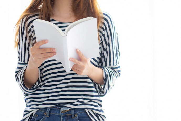 Uma mulher lendo um livro