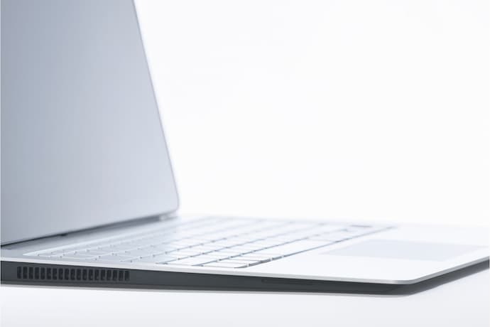 Ultrabook em fundo branco