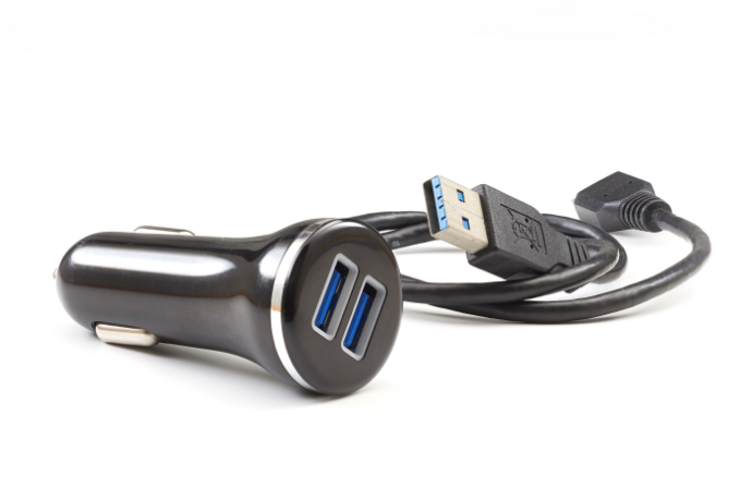 Carregador veicular com duas entradas e cabo USB em foco