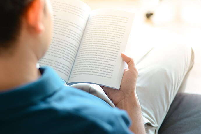 Homem  lendo livro