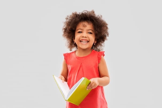 Menina segurando livro