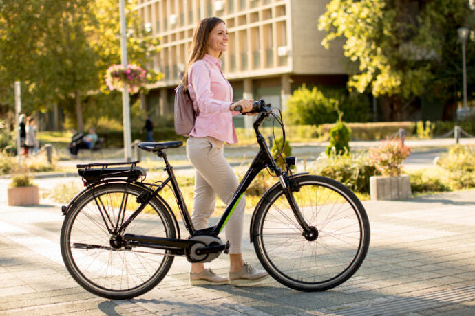 Mulher segurando um bicicleta elétrica