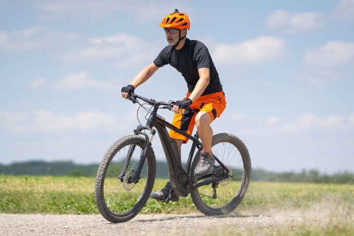 Homem andando de bicicleta elétrica 