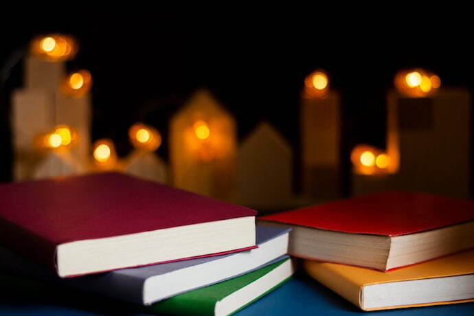 Livros e velas ao fundo