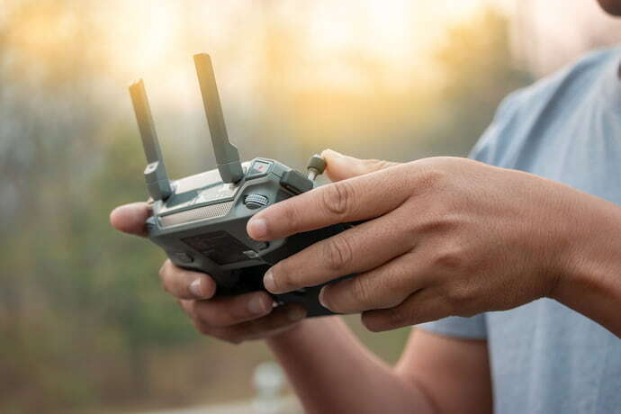 Homem segurando controle do drone