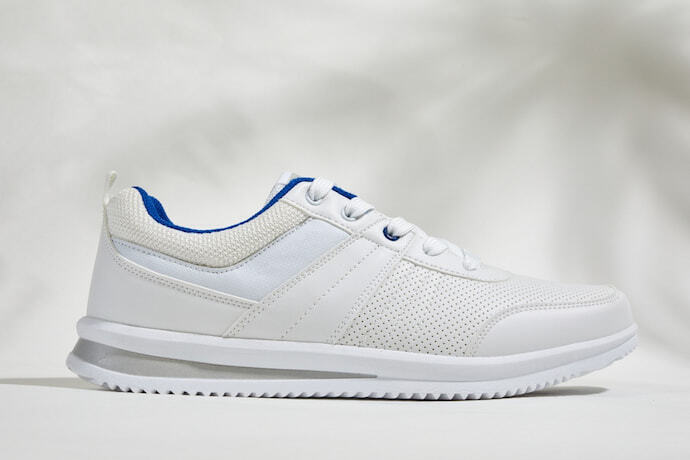 Um tenis de corrida branco