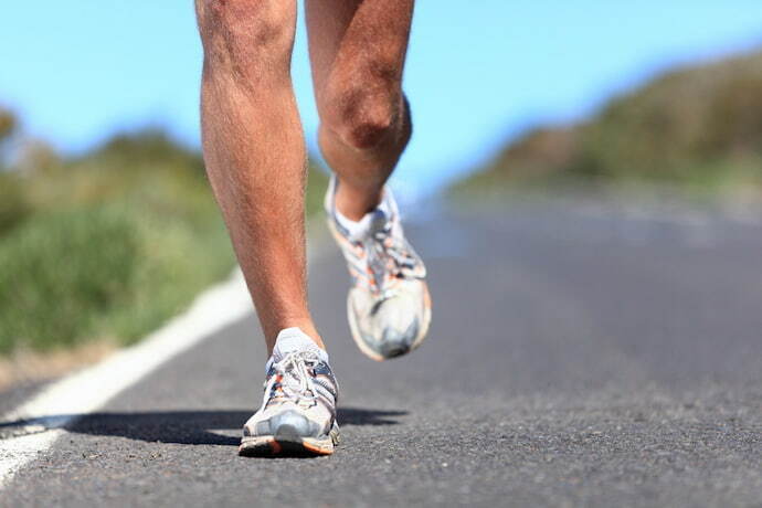 Homem correndo com tenis de corrida na rua