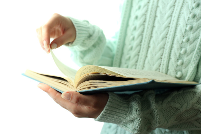 Indivíduo lendo um livro