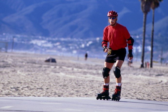 Indivíduo andando de patins Inline na rua