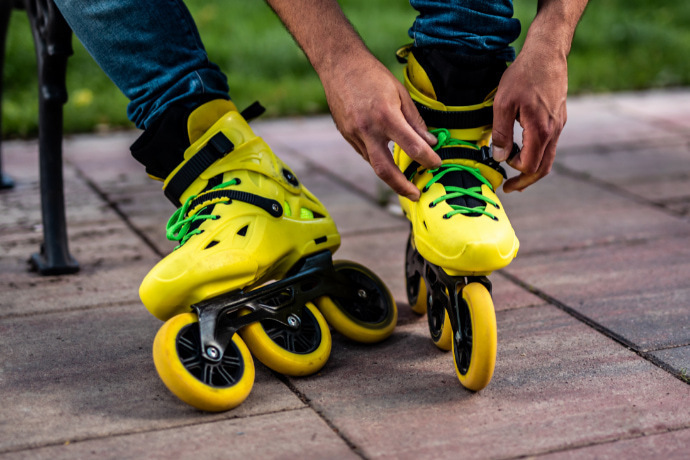 Calçando um patins Inline