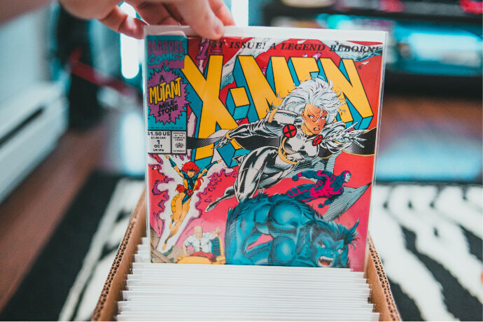 Indivíduo segurando uma HQ do X-MEN