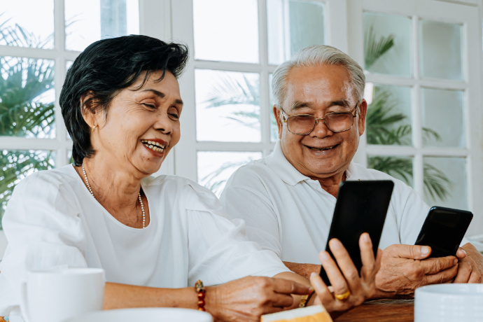 Casal de idosos mexendo no celular