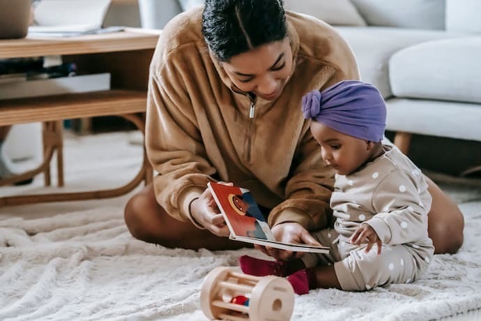 Bebê, mãe e livro