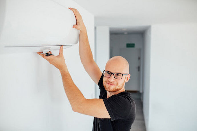 Homem verificando o ar-condicionado 