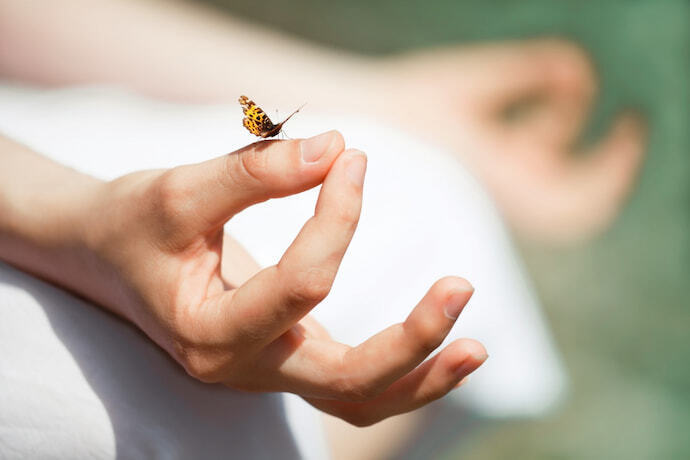 Foco na mão de alguém fazendo meditação